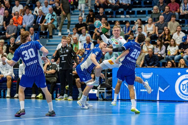 Opel Handball Bundesliga, VfL Gummersbach vs. SC Magdeburg, August 30, 2026 Tom Kiesler (VfL Gummersbach) 30, Gudjon Valur Sigurdsson (Head Coach, VfL Gummersbach) Gisli Thorgeir Kristjansson (SC Magdeburg) 10, Ludvig Hallbaeck, VfL Gummersbach 20, Opel Handball Bundesliga, VfL Gummersbach vs. SC Magdeburg, August 30, 2026 Copyright: xBEAUTIFULxSPORTS Erlhofx