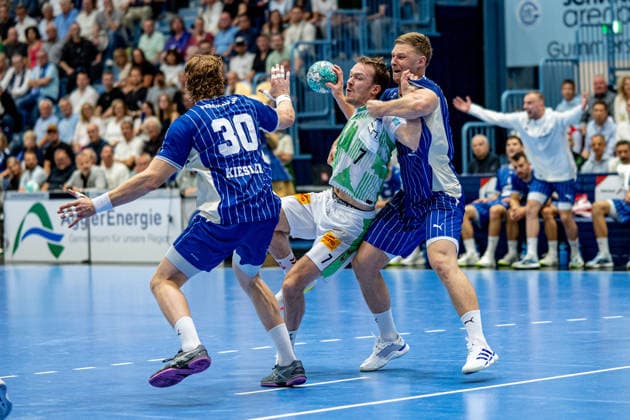 Opel Handball Bundesliga, VfL Gummersbach vs. SC Magdeburg, August 30, 2026: Tom Kiesler (VfL Gummersbach) 30, Felix Claar (SC Magdeburg) 7, Kristjan Horžen (VfL Gummersbach) 27, Opel Handball Bundesliga, VfL Gummersbach vs. SC Magdeburg, August 30, 2026 Copyright: xBEAUTIFULxSPORTS Erlhofx