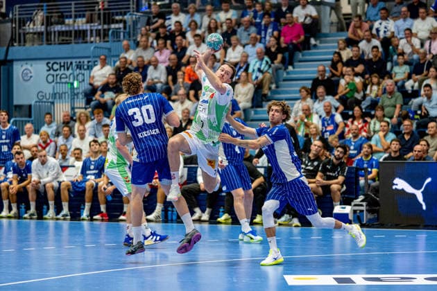 Opel Handball Bundesliga, VfL Gummersbach vs. SC Magdeburg, August 30, 2026: Tom Kiesler (VfL Gummersbach) 30, Felix Claar (SC Magdeburg) 7, Mathis Haeseler (VfL Gummersbach) 11, Opel Handball Bundesliga, VfL Gummersbach vs. SC Magdeburg, August 30, 2026 Copyright: xBEAUTIFULxSPORTS Erlhofx