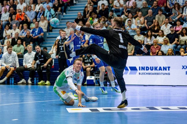 Opel Handball Bundesliga, VfL Gummersbach vs. SC Magdeburg, August 30, 2026 Gisli Thorgeir Kristjansson (SC Magdeburg) 10, Ignacio Biosca (VfL Gummersbach) 1, Opel Handball Bundesliga, VfL Gummersbach vs. SC Magdeburg, August 30, 2026 Copyright: xBEAUTIFULxSPORTS Erlhofx