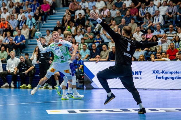 Opel Handball Bundesliga, VfL Gummersbach vs. SC Magdeburg, August 30, 2026 Gisli Thorgeir Kristjansson (SC Magdeburg) 10, Ignacio Biosca (VfL Gummersbach) 1, Opel Handball Bundesliga, VfL Gummersbach vs. SC Magdeburg, August 30, 2026 Copyright: xBEAUTIFULxSPORTS Erlhofx