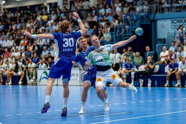 Opel Handball Bundesliga, VfL Gummersbach vs. SC Magdeburg, August 30, 2026: Tom Kiesler (VfL Gummersbach) 30, Kristjan Horžen (VfL Gummersbach) 27, Omar Ingi Magnusson (SC Magdeburg) 14, Opel Handball Bundesliga, VfL Gummersbach vs. SC Magdeburg, August 30, 2026 Copyright: xBEAUTIFULxSPORTS Erlhofx