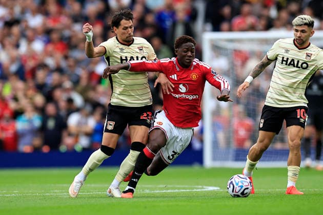 Manchester United, ManU v Ipswich Town, Premier League Kobbie Mainoo (37) of Manchester United is challenged by Sasa Lukic (23) of Ipswich Town during the Premier League match between Manchester United and Ipswich Town at Old Trafford, Manchester, UK on 30 August 2026. Manchester Old Trafford Greater Manchester UK Editorial use only DataCo restrictions apply See www.football-dataco.com , Copyright: xConorxMolloyx PSI-24777-0037