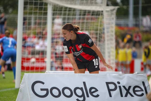 30.08.2026, GER, Fussball, Frauen, Google-Pixel Frauen- Bundesliga , Saison 2026 2027, Bayer 04 Leverkusen - VfL Wolfsburg Estrella Merino (B04) gestikuliert, Gestik Leverkusen Ulrich-Haberland-Stadion Nordrhein-Westfalen Deutschland *** August 30, 2026, Germany, Soccer, Women s, Google Pixel Women s Bundesliga, 2026–2027 Season, Bayer 04 Leverkusen vs. VfL Wolfsburg, Estrella Merino B04 gestures, Gestures at the Ulrich Haberland Stadium in North Rhine-Westphalia, Germany Copyright: xAdrianxSchlüterx