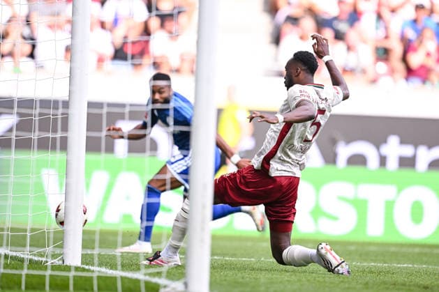 30.08.2026, Fussball, Saison 2026 2027, Bundesliga, FC Augsburg - FC Schalke 04, Torchance Moussa Sylla (FC Schalke 04) und in letzter Sekunde klärt Chrislain Matsima (FC Augsburg) xRHR-FOTO YYx *** August 30, 2026, Soccer, 2026–2027 Season, Bundesliga, FC Augsburg vs. FC Schalke 04, Moussa Sylla (FC Schalke 04) has a scoring chance, and Chrislain Matsima (FC Augsburg) clears the ball at the last second xRHR PHOTO YYx Copyright: KROEGER RHR-FOTOx RHR-FOTO YY