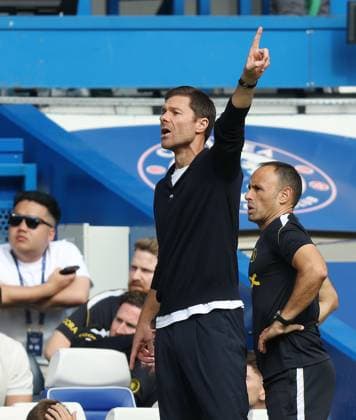 Premier League - Chelsea v Brighton & Hove Albion LONDON, ENGLAND, AUGUST 30: Xabi Alonso Manager of Chelsea points out instructions to his players during the Premier League match between Chelsea v Brighton & Hove Albion at Stamford Bridge Stadium, London, England, on August 30. (Photo by Daniel Weir) London Stamford Bridge Stadium England Copyright: xDanielxWeir SportsxPressxPhotox Sportspressphoto_SPR219882