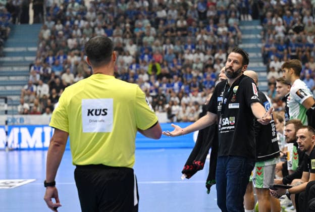 Bennet Wiegert, SC Magdeburg coach, takes issue with the referee GER, VfL Gummersbach vs. SC Magdeburg, Handball, Opel Bundesliga, VfL Gummersbach, 1st Division, 2026–2027 season, Matchday 1, Schwalbe Arena, Gummersbach, August 30, 2026 GER, VfL Gummersbach vs. SC Magdeburg, Handball 1, Opel Bundesliga, VfL Gummersbach, 1st Division, 2026–2027 season, Matchday 1, Schwalbe Arena, Gummersbach, August 30, 2026, Gummersbach Copyright: xEibner-Pressefoto JuergenxAugstx EP_JAT