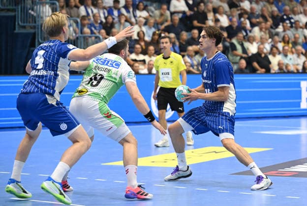Miro Schluroff (VfL Gummersbach), 15, vs. Elvar Oern Jonsson (SC Magdeburg), 19, GER, VfL Gummersbach vs. SC Magdeburg, Handball, Opel Bundesliga, VfL Gummersbach, 1st Division, 2026–2027 Season, Matchday 1, Schwalbe Arena, Gummersbach, August 30, 2026 GER, VfL Gummersbach vs. SC Magdeburg, Handball, Opel Bundesliga, VfL Gummersbach, 1st Division, 2026–2027 season, Matchday 1, Schwalbe Arena, Gummersbach, August 30, 2026, Gummersbach Copyright: xEibner-Pressefoto JuergenxAugstx EP_JAT