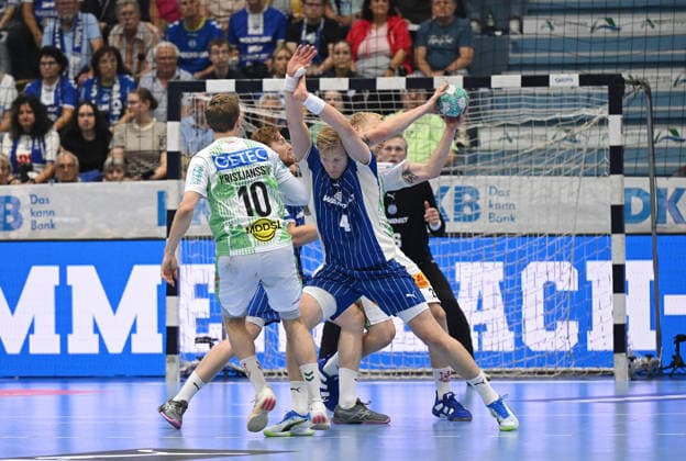 Ellidi Vidarsson (VfL Gummersbach), 4, vs. Gisli Thorgeir Kristjansson (SC Magdeburg), 10, GER, VfL Gummersbach vs. SC Magdeburg, 1 Handball, Opel Bundesliga, VfL Gummersbach, 1st Division, 2026–2027 season, 1st matchday, Schwalbe Arena, Gummersbach, August 30, 2026, GER, VfL Gummersbach vs. SC Magdeburg, Handball, Opel Bundesliga, VfL Gummersbach, 1st Division, 2026–2027 season, Matchday 1, Schwalbe Arena, Gummersbach, August 30, 2026, Gummersbach Copyright: xEibner-Pressefoto JuergenxAugstx EP_JAT