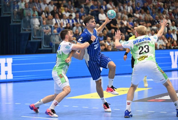 Kay Smits (VfL Gummersbach), 31, vs. Gisli Thorgeir Kristjansson (SC Magdeburg), 10, and Magnus Saugstrup (SC Magdeburg), 23, GER, VfL Gummersbach vs. SC Magdeburg, Handball, Opel Bundesliga, VfL Gummersbach, 1st Division, 2026–2027 season, Matchday 1, Schwalbe Arena, Gummersbach, August 30, 2026, GER, VfL Gummersbach vs. SC Magdeburg, Handball 1, Opel Bundesliga, VfL Gummersbach, 1st Division, 2026–2027 season, Matchday 1, Schwalbe Arena, Gummersbach, August 30, 2026, Gummersbach Copyright: xEibner-Pressefoto JuergenxAugstx EP_JAT