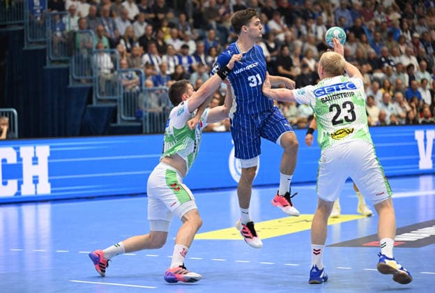 Kay Smits (VfL Gummersbach), 31, vs. Gisli Thorgeir Kristjansson (SC Magdeburg), 10, and Magnus Saugstrup (SC Magdeburg), 23, GER, VfL Gummersbach vs. SC Magdeburg, Handball, Opel Bundesliga, VfL Gummersbach, 1st Division, 2026–2027 season, Matchday 1, Schwalbe Arena, Gummersbach, August 30, 2026, GER, VfL Gummersbach vs. SC Magdeburg, Handball 1, Opel Bundesliga, VfL Gummersbach, 1st Division, 2026–2027 season, Matchday 1, Schwalbe Arena, Gummersbach, August 30, 2026, Gummersbach Copyright: xEibner-Pressefoto JuergenxAugstx EP_JAT