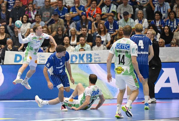 Gisli Thorgeir Kristjansson, SC Magdeburg, 10, vs. Kay Smits, VfL Gummersbach, 31, and Bertram Obling, VfL Gummersbach, 16 (GER), VfL Gummersbach vs. SC Magdeburg, 1 handball, Opel Bundesliga, VfL Gummersbach, 1st division, 2026–2027 season, 1st matchday, Schwalbe Arena, Gummersbach, August 30, 2026 (GER), VfL Gummersbach vs. SC Magdeburg, Handball 1, Opel Bundesliga, VfL Gummersbach, 1st Division, 2026–2027 season, Matchday 1, Schwalbe Arena, Gummersbach, August 30, 2026, Gummersbach Copyright: xEibner-Pressefoto JuergenxAugstx EP_JAT