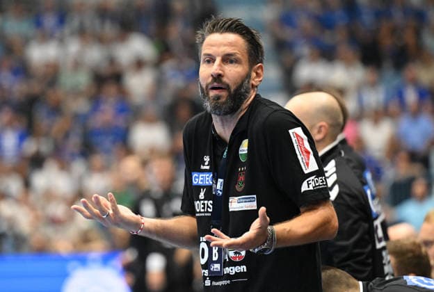 Bennet Wiegert, SC Magdeburg, coach with a questioning gesture (GER), VfL Gummersbach vs. SC Magdeburg, 1 Handball, Opel Bundesliga, VfL Gummersbach, 1st Division, 2026–2027 season, Matchday 1, Schwalbe Arena, Gummersbach, August 30, 2026 GER, VfL Gummersbach vs. SC Magdeburg, Handball 1, Opel Bundesliga, VfL Gummersbach, 1st Division, 2026–2027 season, Matchday 1, Schwalbe Arena, Gummersbach, August 30, 2026, Gummersbach Copyright: xEibner-Pressefoto JuergenxAugstx EP_JAT