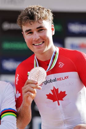 2026 UCI Mountain Bike World Championships Picture by Alex Whitehead SWpix.com - 30 08 2026 - Cycling - 2026 UCI Mountain Bike World Championships - Val di Sole, Trentino, Italy - Cross-country Olympic (XCO) - Men Elite Podium - Cole Punchard (Canada) receiving the Bronze Medal Copyright: x xSWpix.comx(t axPhotographyxHubxLtd)xAlexxWhitehead SWpix.comx SWP-3030-21660