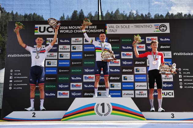 2026 UCI Mountain Bike World Championships Picture by Alex Whitehead SWpix.com - 30 08 2026 - Cycling - 2026 UCI Mountain Bike World Championships - Val di Sole, Trentino, Italy - Cross-country Olympic (XCO) - Men Elite Podium - Thomas Pidcock (Great Britain) wins the Gold Medal to become World Champion with Charlie Aldridge (Great Britain) receiving the Silver Medal and Cole Punchard (Canada) receiving the Bronze Medal Copyright: x xSWpix.comx(t axPhotographyxHubxLtd)xAlexxWhitehead SWpix.comx SWP-3030-21654