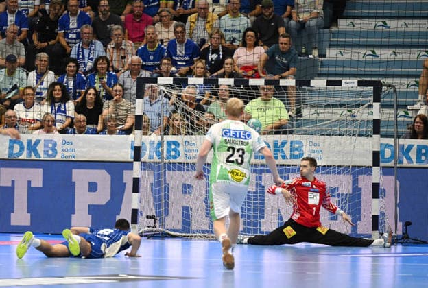 7-meter duel: Milos Vujovic (VfL Gummersbach), 6, vs. Dominik Kuzmanovic (SC Magdeburg), 1, GER, VfL Gummersbach vs. SC Magdeburg, 1 Handball, Opel Bundesliga, VfL Gummersbach, 1st Division, 2026–2027 season, 1st matchday, Schwalbe Arena, Gummersbach, August 30, 2026 (GER), VfL Gummersbach vs. SC Magdeburg, 1 Handball, Opel Bundesliga, VfL Gummersbach, 1st Division, 2026–2027 season, Matchday 1, Schwalbe Arena, Gummersbach, August 30, 2026, Gummersbach Copyright: xEibner-Pressefoto JuergenxAugstx EP_JAT