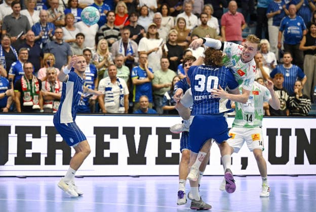 Tom Kiesler (VfL Gummersbach), 30, vs. Gisli Thorgeir Kristjansson (SC Magdeburg), 10, GER, VfL Gummersbach vs. SC Magdeburg, Handball, Opel Bundesliga, VfL Gummersbach, 1st Division, 2026–2027 season, Matchday 1, Schwalbe Arena, Gummersbach, August 30, 2026, GER, VfL Gummersbach vs. SC Magdeburg, Handball, Opel Bundesliga, VfL Gummersbach, 1st Division, 2026–2027 season, Matchday 1, Schwalbe Arena, Gummersbach, August 30, 2026, Gummersbach Copyright: xEibner-Pressefoto JuergenxAugstx EP_JAT