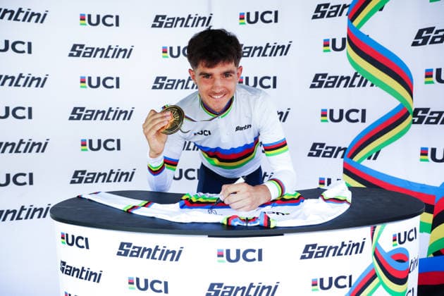 2026 UCI Mountain Bike World Championships Picture by Ed Sykes SWpix.com - 30 08 2026 - Cycling - 2026 UCI Mountain Bike World Championships - Val di Sole, Trentino, Italy - Cross-country Olympic (XCO) - Men Under-23 (U23) Podium - Nael Rouffiac (France) signing the Santini Rainbow Jersey Copyright: x xSWpix.comx(t axPhotographyxHubxLtd)xEdxSykes SWpix.comx SWP-3030-21667