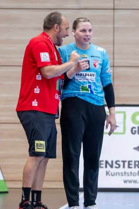 Women s Handball Bundesliga, 2026–2027 Season: SV Union Halle Neustadt vs. TuS Metzingen, Halle, Germany, August 30, 2026. Pictured, from left: goalkeeper coach Andreas Wiese (Halle) and goalkeeper Lena Schmied (Halle), Halle an der Saale, SWH Arena, Saxony-Anhalt, Germany