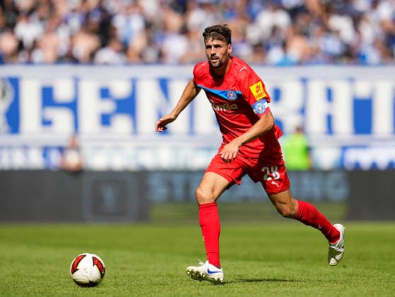 Jonas Meffert (Holstein Kiel, 28) am Ball. GER, 1. FC Magdeburg vs Holstein Kiel, 2. Bundesliga, 3. Spieltag, Saison 2026-27, Avnet Arena, Magdeburg, 30.08.2026 DFL REGULATIONS PROHIBIT ANY USE OF PHOTOGRAPHS AS IMAGE SEQUENCES AND OR QUASI-VIDEO GER, 1. FC Magdeburg vs Holstein Kiel, 2. Bundesliga, 3. Spieltag, Saison 2026-27, 30.08.2026 Magdeburg *** Jonas Meffert, Holstein Kiel, 28, on the ball (GER), 1. FC Magdeburg vs. Holstein Kiel, 2. Bundesliga, Matchday 3, 2026–27 season, Avnet Arena, Magdeburg, August 30, 2026. DFL regulations prohibit any use of photographs as image sequences and or quasi-video. GER, 1 FC Magdeburg vs. Holstein Kiel, 2. Bundesliga, Matchday 3, 2026–27 season, August 30, 2026, Magdeburg Copyright: xEibner-Pressefoto ScottxColemanx EP_SCN