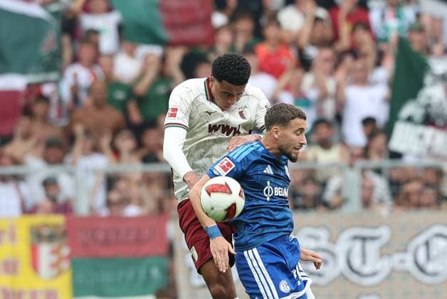 im Zweikampf, Aktion, Kopfballduell mit Noahkai Banks 40 (FC Augsburg), Adil Aouchiche 24 (FC Schalke 04), FC Augsburg vs. FC Schalke 04, Fussball, 1. Bundesliga, 1. Spieltag, 30.08.2026 DFB regulations prohibit any use of photographs as image sequences and or quasi-video Augsburg Bayern Deutschland *** One-on-one, action, header duel between Noahkai Banks (40, FC Augsburg) and Adil Aouchiche (24, FC Schalke 04), FC Augsburg vs. FC Schalke 04, soccer, Bundesliga 1, Matchday 1, August 30, 2026. DFB regulations prohibit any use of photographs as image sequences and or quasi-video. Augsburg, Bavaria, Germany Copyright: xkolbert-press ChristianxKolbertx