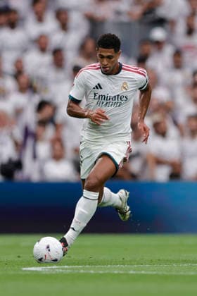 Jude Bellingham of Real Madrid CF controls the ball during the LaLiga EA Sports match between Real Madrid CF and Málaga CF at Estadio Santiago Bernabéu on August 30, 2026, in Madrid, Spain. Photo by Manu Reino, DeFodi Images