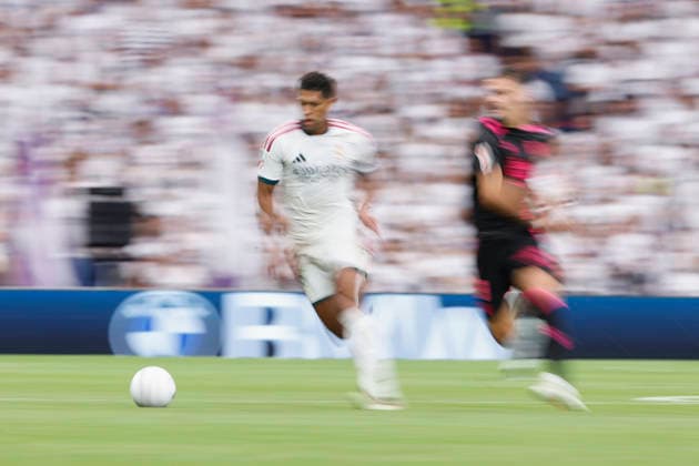 Jude Bellingham of Real Madrid CF controls the ball during the LaLiga EA Sports match between Real Madrid CF and Málaga CF at Estadio Santiago Bernabéu on August 30, 2026, in Madrid, Spain. Photo by Manu Reino, DeFodi Images