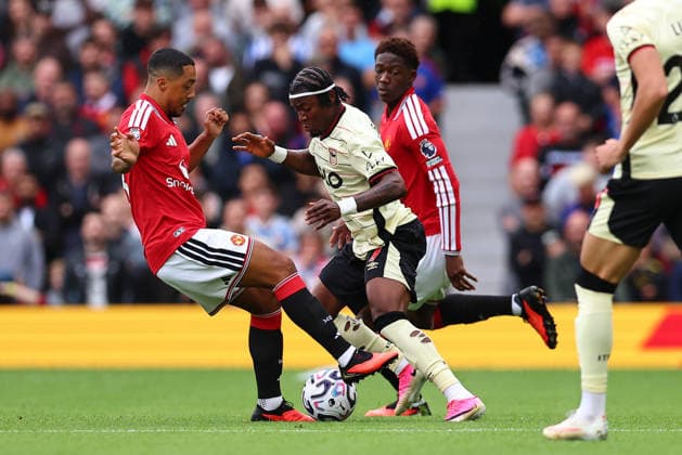 Manchester United, ManU v Ipswich Town, Premier League Youri Tielemans of Manchester United battles with Abdul Fatawu of Ipswich Town for possession during the Manchester United v Ipswich Town Premier League match at Old Trafford, Manchester, England on 30 August 2026 Credit: Ryan Crockett Every Second Media Editorial use only. All images are copyright Every Second Media Limited. No images may be reproduced without prior permission. All rights reserved. Premier League and Football League images are subject to licensing agreements with Football DataCo Limited. see https: www.football-dataco.com Copyright: xIMAGO EveryxSecondxMediax ESM-2125-0033 RyanxCrockettx xEveryxSecondxMediax