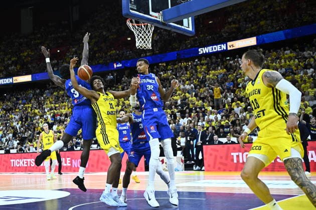Sweden’s Kenny Pohto battling France’s Jaylen Hoard and Victor Wembanyama during the FIBA World Cup Qualifier, second round, Group L, basketball game between Sweden and France at Avicii Arena in Stockholm, Sweden, on August 30, 2026 STOCKHOLM SWEDEN x10080x  Copyright: xFredrikxSandberg TTx BASKET WORLD CUP QUALIFIER SWEDEN-FRANCE