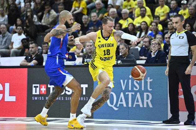 Sweden s Viktor Gaddefors and France s Evan Fournier left the court during the FIBA World Cup Qualifier, second round, Group L, basketball game between Sweden and France at Avicii Arena in Stockholm, Sweden, on August 30, 2026. STOCKHOLM, SWEDEN x10080x  Copyright: xFredrikxSandberg TTx BASKET WORLD CUP QUALIFIER SWEDEN-FRANCE