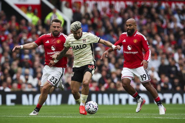 Manchester United, ManU v Ipswich Town, FA Premier League 30.08.26 Manchester United v Ipswich Town, FA Premier League Bradley Ormesher The Times Julio Enciso of Ipswich Town shoots at goal under pressure from Luke Shaw of Manchester United  Copyright: xBradleyxOrmesherx NINTCHDBPICT001104388197