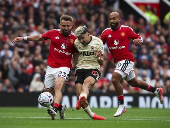 Manchester United, ManU v Ipswich Town, FA Premier League 30.08.26 Manchester United v Ipswich Town, FA Premier League Bradley Ormesher The Times Julio Enciso of Ipswich Town shoots at goal under pressure from Luke Shaw of Manchester United  Copyright: xBradleyxOrmesherx NINTCHDBPICT001104388222