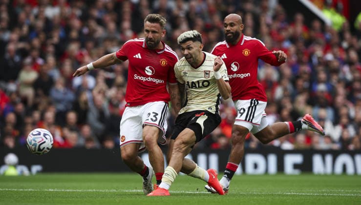 Manchester United, ManU v Ipswich Town, FA Premier League 30.08.26 Manchester United v Ipswich Town, FA Premier League Bradley Ormesher The Times Julio Enciso of Ipswich Town shoots at goal under pressure from Luke Shaw of Manchester United  Copyright: xBradleyxOrmesherx NINTCHDBPICT001104388232