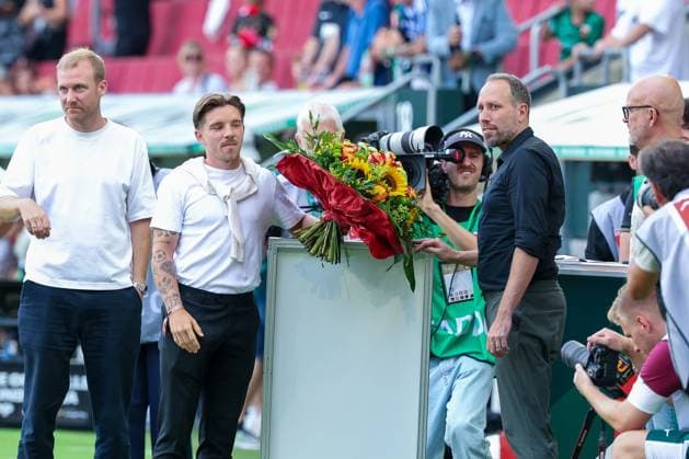 FCA-Sportdirektor Benni Weber (FC Augsburg) und Geschaeftsfuehrer Michael Stroell (FC Augsburg) verabschieden Mads Petersen, der zu Hertha BSC Berlin gewechselt ist, FC Augsburg vs. FC Schalke 04, Fussball, Maenner, Bundesliga, Saison 2026 2027, Hinrunde, 1. Spieltag, 30.08.2026 DFB regulations prohibit any use of photographs as image sequences and or quasi-video Augsburg Bayern Deutschland *** FCA Sporting Director Benni Weber of FC Augsburg and Managing Director Michael Stroell of FC Augsburg bid farewell to Mads Petersen, who has transferred to Hertha BSC Berlin; FC Augsburg vs. FC Schalke 04, soccer, Men, Bundesliga, 2026–2027 season, first half of the season, Matchday 1, August 30, 2026. DFB regulations prohibit any use of photographs as image sequences and or quasi-video. Augsburg, Bavaria, Germany Copyright: xkolbert-press MartinxAgüerax