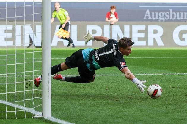 Finn Dahmen 1 (FC Augsburg) mit einer Glanzparade, lenkt einen Ball am Tor vorbei, FC Augsburg vs. FC Schalke 04, Fussball, Maenner, Bundesliga, Saison 2026 2027, Hinrunde, 1. Spieltag, 30.08.2026 DFB regulations prohibit any use of photographs as image sequences and or quasi-video Augsburg Bayern Deutschland *** Finn Dahmen of 1 FC Augsburg makes a spectacular save, deflecting the ball wide of the goal, FC Augsburg vs. FC Schalke 04, soccer, men s, Bundesliga, 2026–2027 season, First Half of the Season, Matchday 1, August 30, 2026. DFB regulations prohibit any use of photographs as image sequences and or quasi-video. Augsburg, Bavaria, Germany Copyright: xkolbert-press MartinxAgüerax