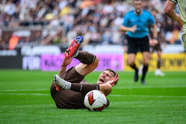 Fußball I Saison 2026-2027 I 2. Bundesliga I 3. Spieltag I FC St. Pauli - 1. FC Kaiserslautern I 30.08.2026 Branimir Hrgota (10, FC St. Pauli) Hamburg Millerntor-Stadion Hamburg Deutschland *** Soccer 2026–2027 Season 2. Bundesliga Matchday 3 FC St. Pauli 1, FC Kaiserslautern August 30, 2026 Branimir Hrgota 10, FC St. Pauli, Millerntor Stadium, Hamburg, Germany Copyright: xLobecax xHenningxRohlfsx