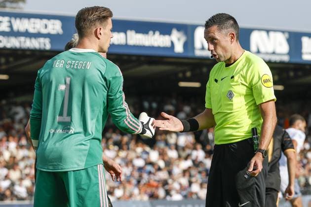 VELSEN, 30-08-2026 , BUKO Stadium , season 2026 2027 , Dutch Eredivisie football , match between Telstar and Ajax , picture shows referee Dennis Higler and Ajax goalkeeper Marc Andre ter Stegen Telstar - Ajax  x206252550x Copyright: