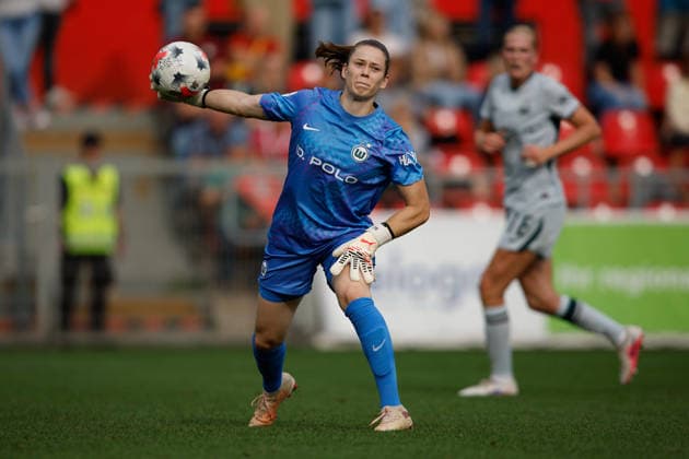 Fußball I Frauen I Bundesliga I Saison 2026-2027 I 2. Spieltag I Bayer 04 Leverkusen - VfL Wolfsburg I 30.08.2026 Stina Johannes (1, VfL Wolfsburg) wirft den Ball. Freisteller, Nahaufnahme, Porträt, Portrait, Einzelfoto, Einzelbild, Körper Leverkusen Ulrich-Haberland-Stadion Niedersachsen Deutschland *** Soccer I Women s Soccer I Bundesliga I 2026–2027 Season I Matchday 2 I Bayer 04 Leverkusen vs. VfL Wolfsburg I August 30, 2026 Stina Johannes 1, VfL Wolfsburg takes a free kick, close-up, portrait, individual photo, single frame, body, Leverkusen, Ulrich Haberland Stadium, Lower Saxony, Germany Copyright: xLobeca CedricxSiefkerx