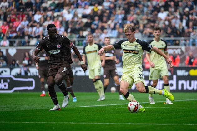 Fußball I Saison 2026-2027 I 2. Bundesliga I 3. Spieltag I FC St. Pauli - 1. FC Kaiserslautern I 30.08.2026 Abdoulie Ceesay (9, FC St. Pauli), Mika Haas (22, 1. FC Kaiserslautern) Hamburg Millerntor-Stadion Hamburg Deutschland *** Soccer 2026–2027 Season 2. Bundesliga Matchday 3 FC St. Pauli vs. 1. FC Kaiserslautern August 30, 2026 Abdoulie Ceesay 9, FC St. Pauli, Mika Haas 22, 1 FC Kaiserslautern, Hamburg, Millerntor Stadium, Hamburg, Germany Copyright: xLobecax xHenningxRohlfsx