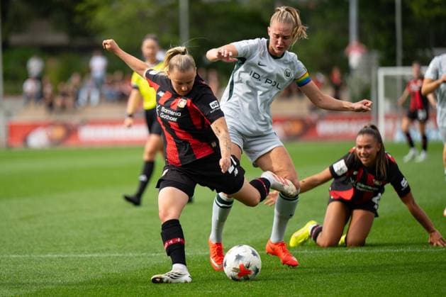 Vanessa Fudalla 21 (Bayer 04 Leverkusen Frauen) schiesst aufs Tor, Bayer 04 Leverkusen Frauen vs. VfL Wolfsburg Frauen, Fussball, Google Pixel Frauen-Bundesliga, 3. Spieltag, 2026 2027, 30.08.2026 DFB regulations prohibit any use of photographs as image sequences and or quasi-video Leverkusen Nordrhein-Westfalen Deutschland *** Vanessa Fudalla, No. 21, Bayer 04 Leverkusen Women, shoots on goal; Bayer 04 Leverkusen Women vs. VfL Wolfsburg Women; Soccer; Google Pixel Women s Bundesliga; Matchday 3; 2026–2027, August 30, 2026 DFB regulations prohibit any use of photographs as image sequences and or quasi-video Leverkusen, North Rhine-Westphalia, Germany Copyright: xkolbert-press MarkusxVerwimpx