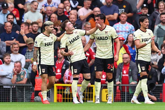 Manchester United, ManU v Ipswich Town, Premier League Leif Davis of Ipswich Town celebrates his opening goal 1-0 during the Manchester United v Ipswich Town Premier League match at Old Trafford, Manchester, England on 30 August 2026 Credit: Ryan Crockett Every Second Media Editorial use only. All images are copyright Every Second Media Limited. No images may be reproduced without prior permission. All rights reserved. Premier League and Football League images are subject to licensing agreements with Football DataCo Limited. see https: www.football-dataco.com Copyright: xIMAGO EveryxSecondxMediax ESM-2125-0038 RyanxCrockettx xEveryxSecondxMediax