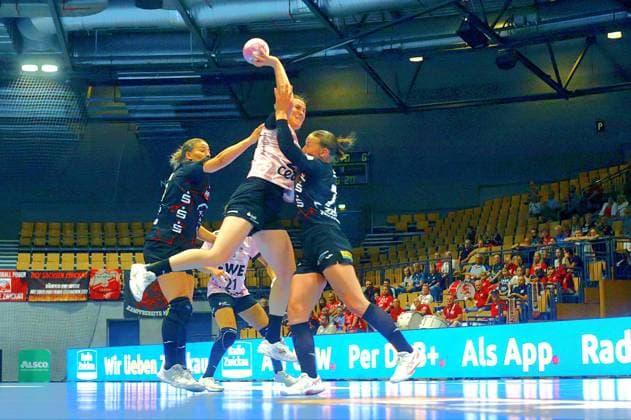 Jump shot by Paulina Golla (Oldenburg), on the left, Silje Brons Petersen of Zwickau; on the right, Zoe Stens of Zwickau; Women’s Handball 1st Bundesliga 2026–27: BSV Sachsen Zwickau vs. VfL Oldenburg on August 30, 2026, at the Sparkassen Arena in Zwickau; BSV Sachsen Zwickau vs. VfL Oldenburg