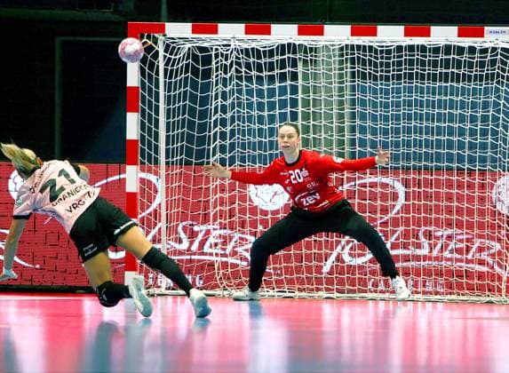 Joanna Granicka of Oldenburg beats goalkeeper Katja Grewe of Zwickau on a penalty throw. Women s Handball 1st Bundesliga 2026-27: BSV Sachsen Zwickau vs. VfL Oldenburg on August 30, 2026, at the Sparkassen Arena in Zwickau. BSV Sachsen Zwickau VfL Oldenburg