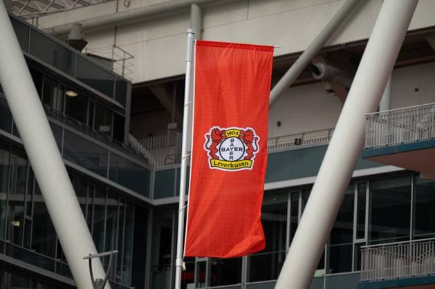 Fahne mit Bayer-Logo, Bayer 04 Leverkusen Frauen vs. VfL Wolfsburg Frauen, Fussball, Google Pixel Frauen-Bundesliga, 3. Spieltag, 2026 2027, 30.08.2026 DFB regulations prohibit any use of photographs as image sequences and or quasi-video Leverkusen Nordrhein-Westfalen Deutschland *** Flag with the Bayer logo, Bayer 04 Leverkusen Women vs. VfL Wolfsburg Women, soccer, Google Pixel Women s Bundesliga, Matchday 3, 2026–2027, August 30, 2026 DFB regulations prohibit any use of photographs as image sequences and or quasi-video Leverkusen, North Rhine-Westphalia, Germany Copyright: xkolbert-press MarkusxVerwimpx