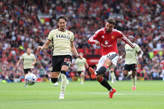 Fußball: Premier League – Manchester United gegen Ipswich Town, 30. August 2026 – Premier League – Manchester United gegen Ipswich Town – Bruno Fernandes von Manchester United erzielt das erste Tor – Foto: Simon Stacpoole – Abseits – Manchester, Großbritannien  Copyright: xSimonxStacpoolexOffside