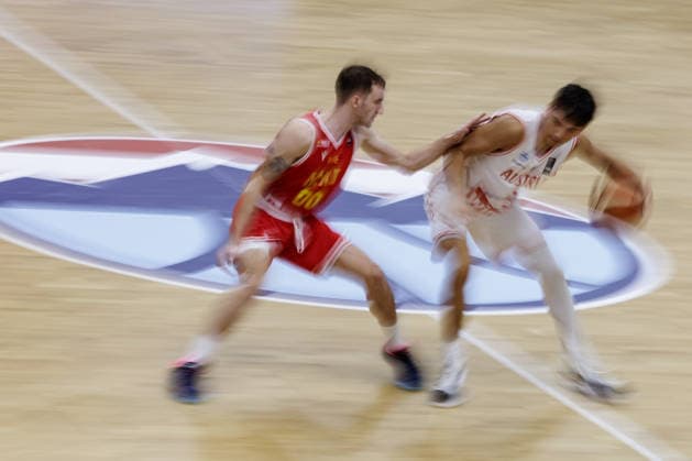 BASKETBALL - FIBA EuroBasket, quali, AUT vs MKD VIENNA,AUSTRIA,30.AUG.26 - BASKETBALL - FIBA EuroBasket 2029 Pre-Qualifier, Austria vs North Macedonia. Image shows Viktor Tashovsi (MKD) and Nico Zeleznik (AUT).  GEPAxpictures xArminxRauthner
