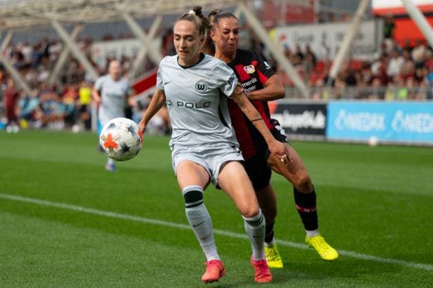 Sophia Kleinherne 4 (VfL Wolfsburg Frauen) im Zweikampf, Aktion, mit Maja Sternad 23 (Bayer 04 Leverkusen Frauen), Bayer 04 Leverkusen Frauen vs. VfL Wolfsburg Frauen, Fussball, Google Pixel Frauen-Bundesliga, 3. Spieltag, 2026 2027, 30.08.2026 DFB regulations prohibit any use of photographs as image sequences and or quasi-video Leverkusen Nordrhein-Westfalen Deutschland *** Sophia Kleinherne 4, VfL Wolfsburg Women, in a tackle, action shot, with Maja Sternad 23, Bayer 04 Leverkusen Women, Bayer 04 Leverkusen Women vs. VfL Wolfsburg Women, soccer, Google Pixel Women s Bundesliga, Matchday 3, 2026–2027, August 30, 2026. DFB regulations prohibit any use of photographs as image sequences and or quasi-video. Leverkusen, North Rhine-Westphalia, Germany Copyright: xkolbert-press MarkusxVerwimpx