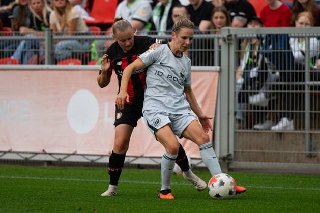 Svenja Huth 10 (VfL Wolfsburg Frauen) spielt den Ball, Bayer 04 Leverkusen Frauen vs. VfL Wolfsburg Frauen, Fussball, Google Pixel Frauen-Bundesliga, 3. Spieltag, 2026 2027, 30.08.2026 DFB regulations prohibit any use of photographs as image sequences and or quasi-video Leverkusen Nordrhein-Westfalen Deutschland *** Svenja Huth (No. 10, VfL Wolfsburg Women) plays the ball; Bayer 04 Leverkusen Women vs. VfL Wolfsburg Women; soccer; Google Pixel Women s Bundesliga; Matchday 3; 2026–2027; August 30, 2026 DFB regulations prohibit any use of photographs as image sequences and or quasi-video Leverkusen, North Rhine-Westphalia, Germany Copyright: xkolbert-press MarkusxVerwimpx