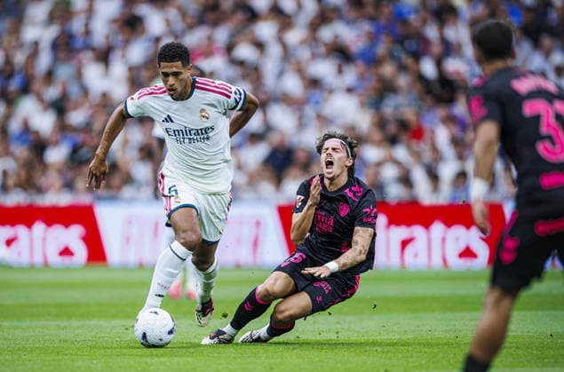 Real Madrid CF v Malaga CF - LaLiga MADRID, SPAIN - AUGUST 30: Jude Bellingham of Real Madrid CF (L) battles for the ball with Angel Recio of Malaga CF (R) during the LaLiga EA Sports match between Real Madrid CF and Malaga CF at Bernabeu Stadium on August 30, 2026 in Madrid, Spain. Pablo Garcia Sacristan Anadolu Madrid Spain. Editorial use only. Please get in touch for any other usage.  Copyright: x2026xAnadoluxPabloxGarciaxSacristanx