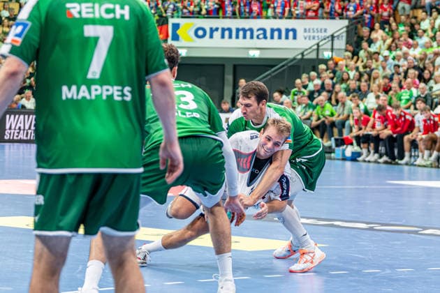OPEL Handball Bundesliga: HSG Wetzlar vs. SG BBM Bietigheim, August 30, 2026; Mathias Larson (SG BBM Bietigheim), 44; Marti Soler (HSG Wetzlar), 23; Jona Schoch, HSG Wetzlar, 22 OPEL Handball Bundesliga: HSG Wetzlar vs. SG BBM Bietigheim, Wetzlar, August 30, 2026 Copyright: xBEAUTIFULxSPORTS Roeczeyx